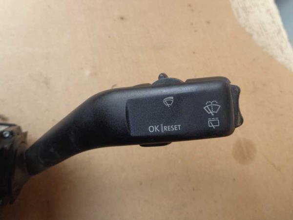 COMMODO VW GOLF 5 / JETTA - Vue 3